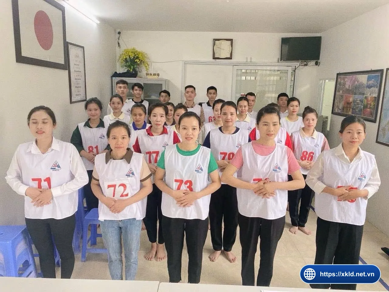 Ứng viên nam và nữ đeo áo số của SIMCO Sông Đà xếp hàng trong buổi thi tuyển đơn hàng thực phẩm