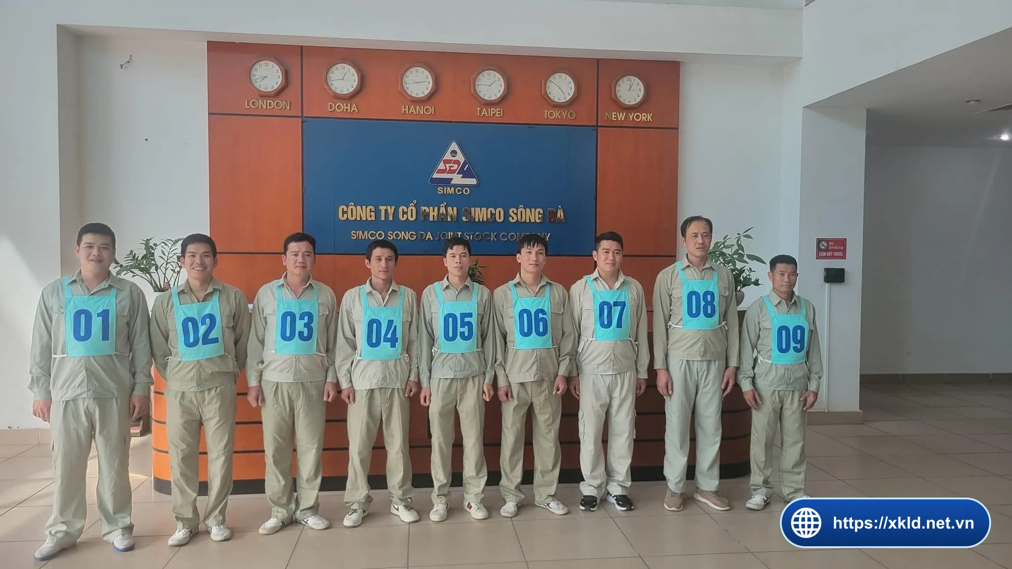 Chín lao động nam đeo số báo danh trong buổi thi tuyển đơn hàng cơ khí Đài Loan tại văn phòng SIMCO Sông Đà