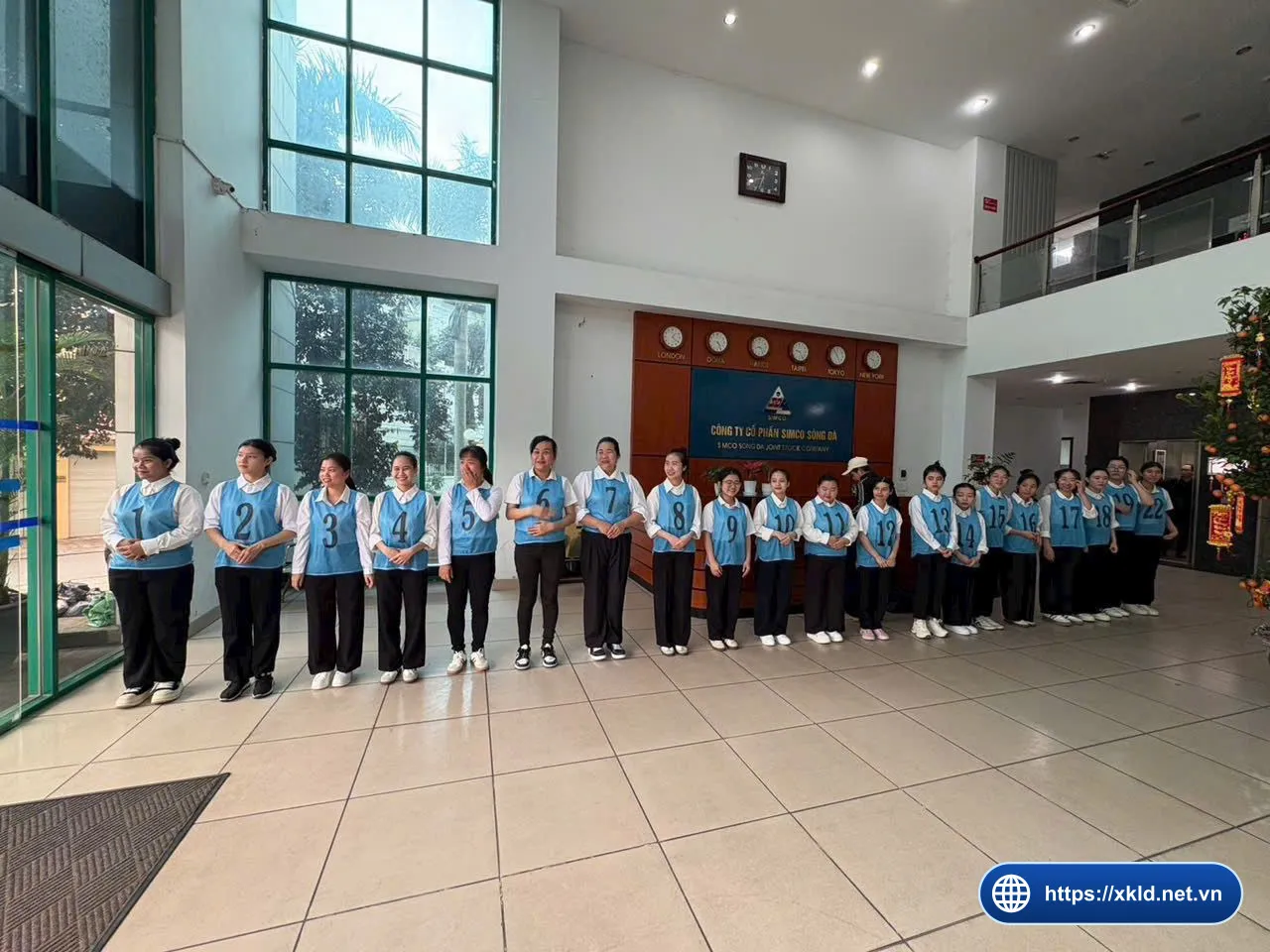 Lao động nữ đeo áo số thi tuyển đơn hàng điện tử tại sảnh SIMCO Sông Đà